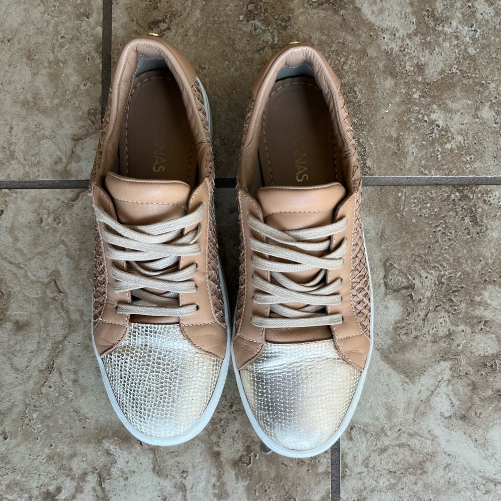 Kaanas gold tan tennis shoes women’s 7
